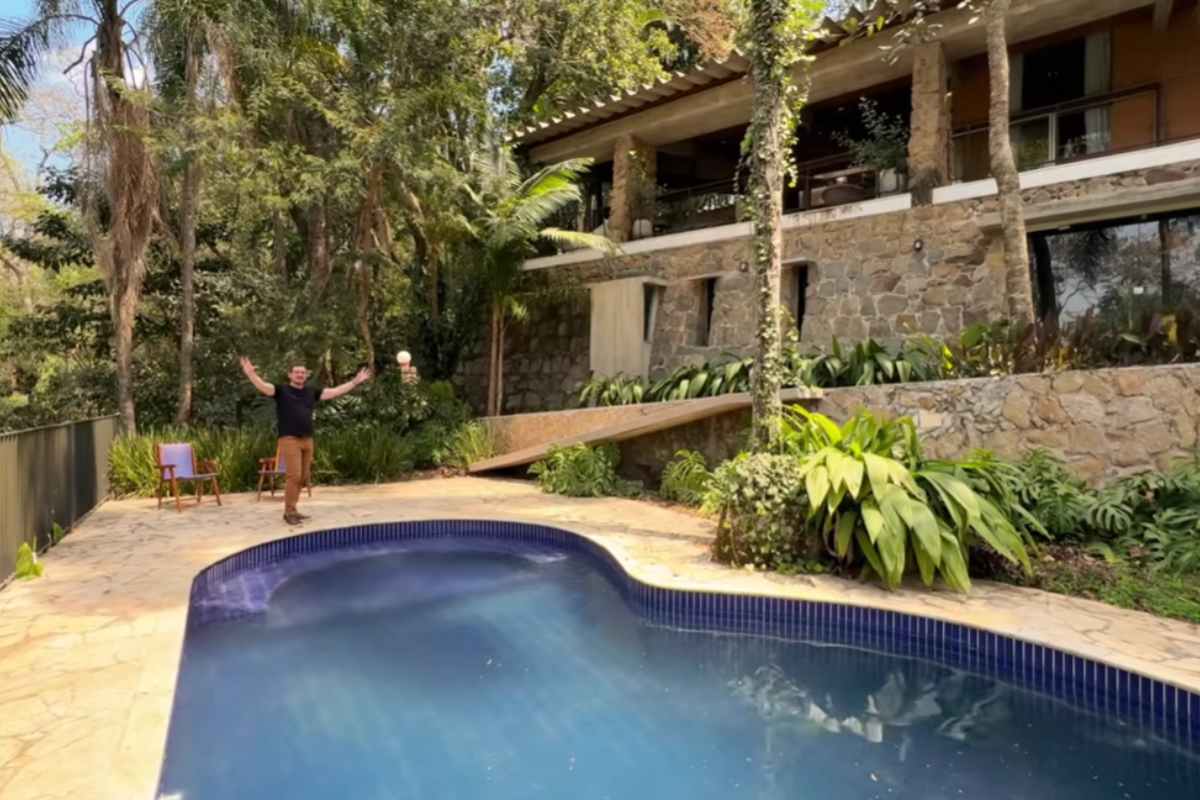 A mansão de Silvio Santos em Mairiporã volta ao mercado como casa de veraneio exclusiva na represa, unindo arquitetura modernista, memória da TV e status de imóvel de luxo.