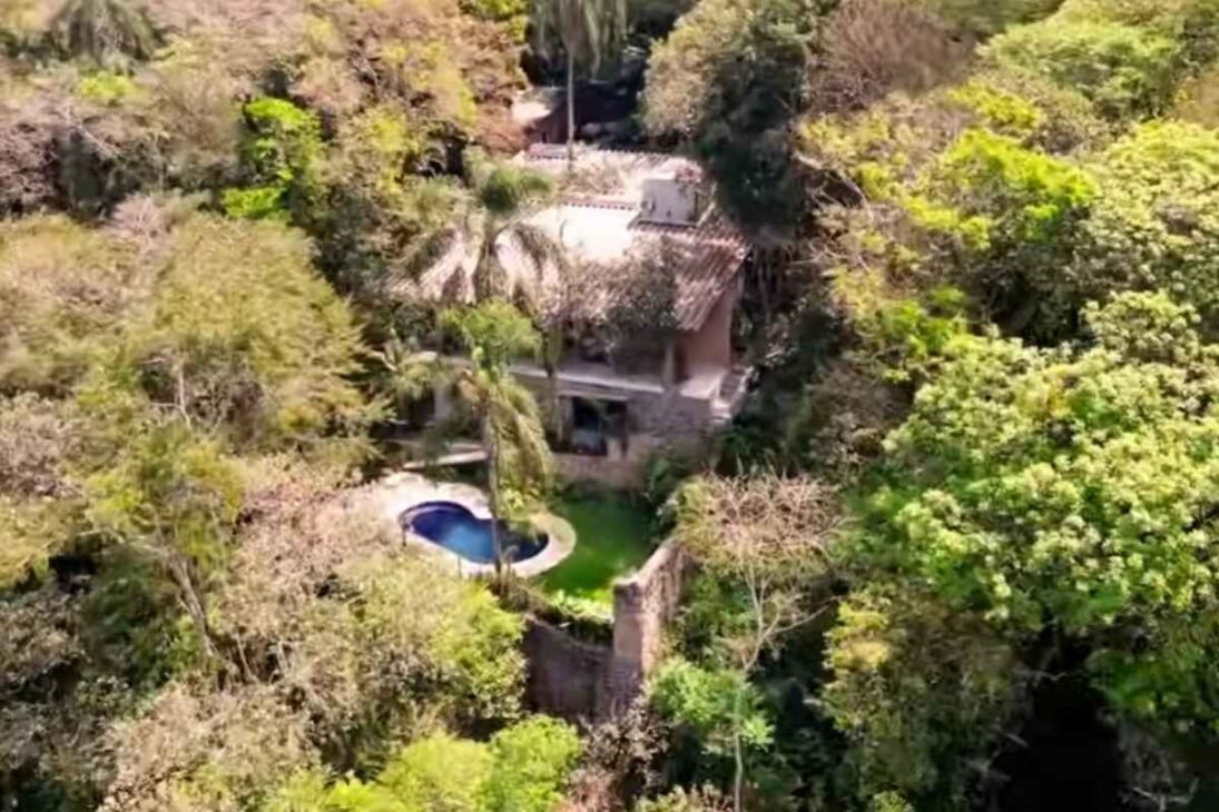 La mansión de Silvio Santos en Mairiporã vuelve al mercado como casa de veraneo exclusiva en la represa, uniendo arquitectura modernista, memoria de la TV y estatus de inmueble de lujo.