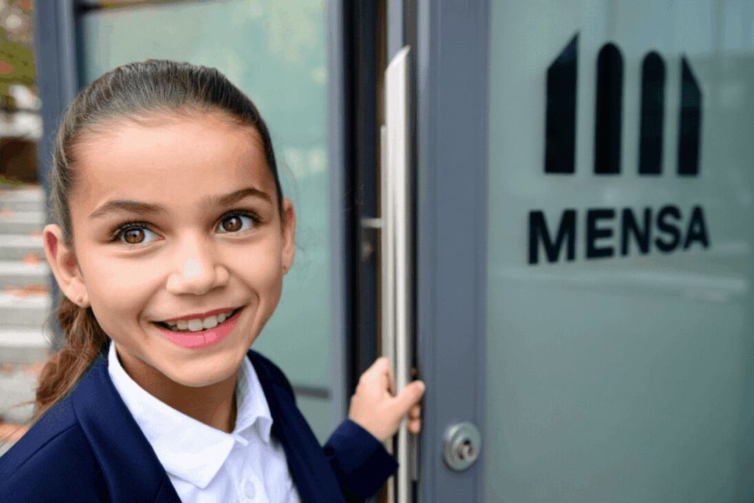 Historia de una niña superdotada de 10 años aceptada en la Mensa tras prueba de dislexia revelar CI de 136, confirmando presencia en el 1% más inteligente del mundo y orientando apoyo escolar a medida.