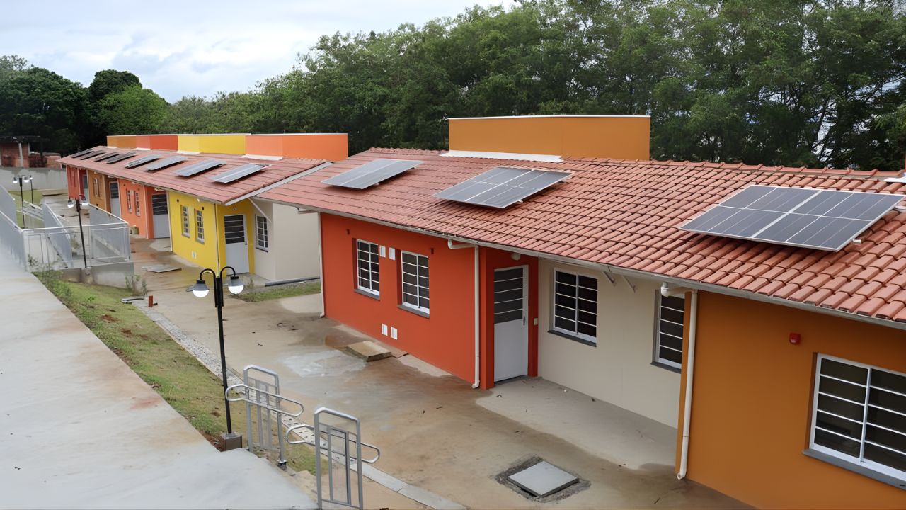 O Programa Vida Longa oferece moradia gratuita para idosos e famílias vulneráveis, permitindo que deixem o aluguel e conquistem segurança habitacional.