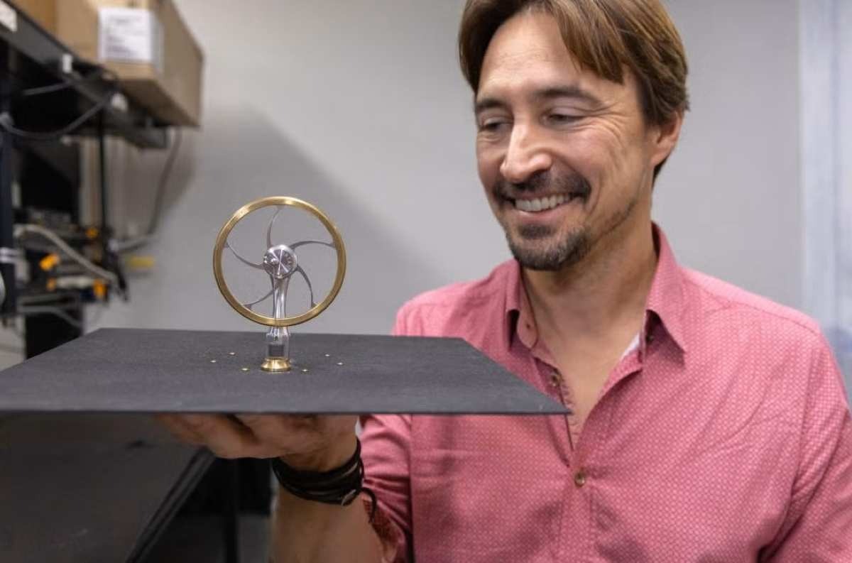 Motor Stirling noturno gera até 400 mW por metro quadrado usando apenas o calor da Terra e o frio do espaço, operando sem combustão e sem emissões