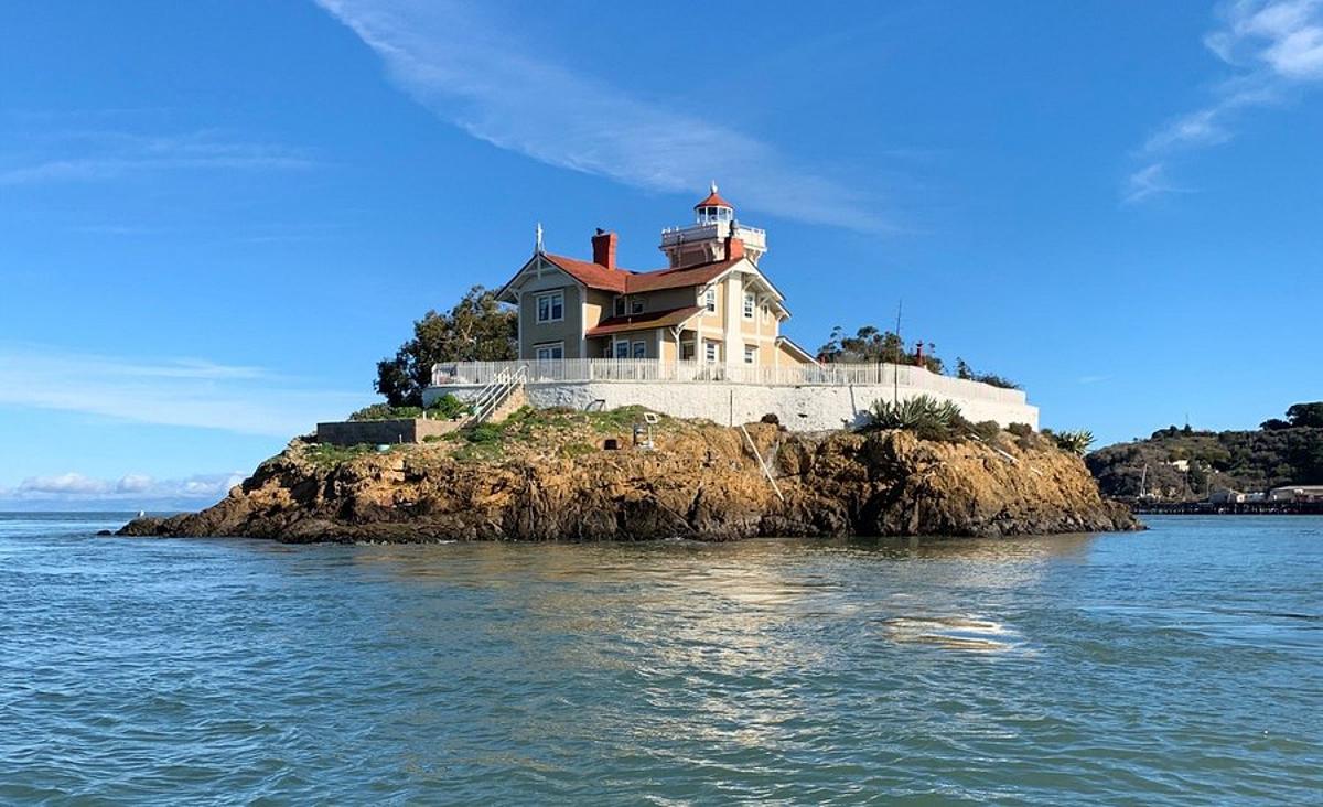 Farol East Brother visto do mar em uma pequena ilha rochosa na Baía de São Francisco