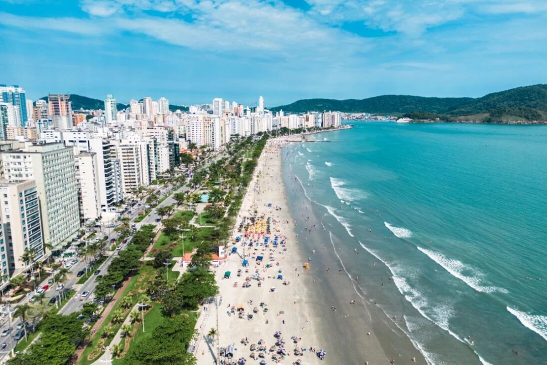 En el municipio brasileño de Santos, en el litoral paulista, puerto gigante, playas urbanas, centro histórico vibrante y mucho ocio se combinan para ofrecer calidad de vida y atraer residentes y turistas.