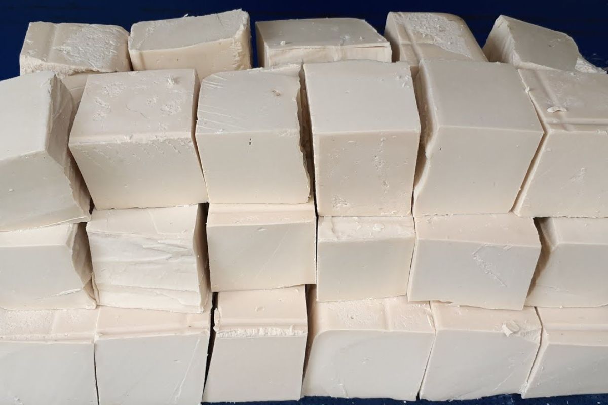 Aprenda a transformar óleo de cozinha usado em sabão poderoso, reaproveitando óleo de cozinha e óleo usado de forma econômica e segura, reduzindo impacto ambiental em cada receita