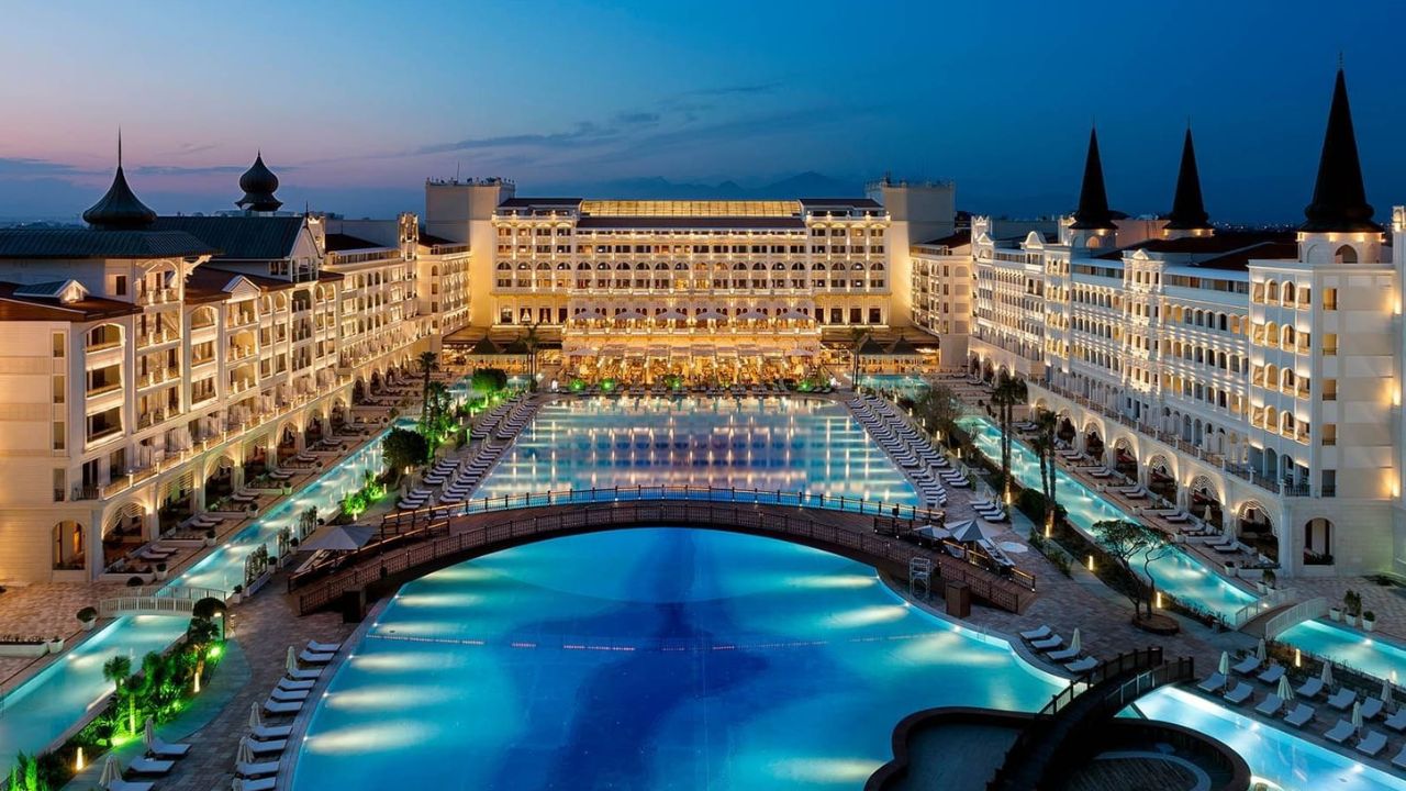 Avaliado em R$ 8,5 bilhões, o Mardan Palace é o resort mais caro da Europa, com 560 quartos, praia privada e luxo extremo.
