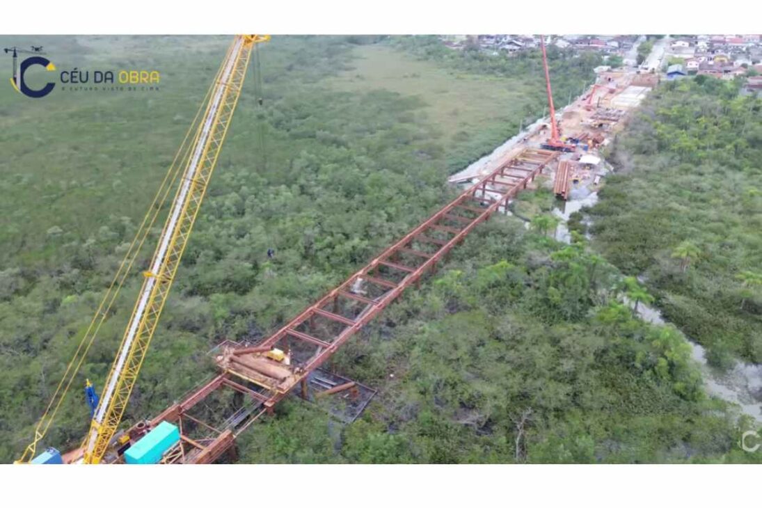 Acompaña la obra de R$ 314 millones de la Puente Joinville, con fundación en pilotes de raíz y construcción en voladizo sucesivo sobre el río Cachoeira, desbloqueando el tráfico.

