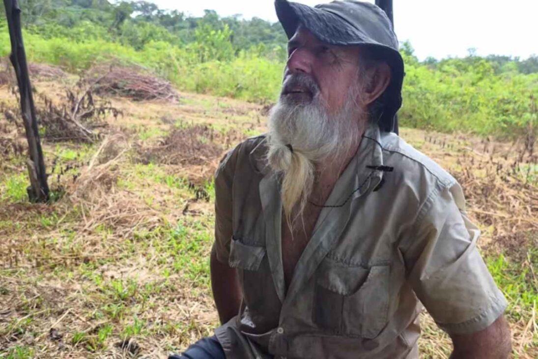Viviendo Hace Décadas Aislado En La Amazonia, Orlando Transforman Una Isla Remota En Hogar, Enfrenta La Rutina De Pesca Diaria, Domina La Selva Al Rededor Y Comparte Todo Con Sus Animales Compañeros.