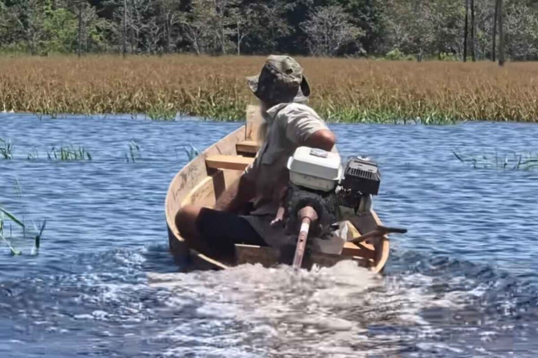 Viviendo Hace Décadas Aislado En La Amazonia, Orlando Transforman Una Isla Remota En Hogar, Enfrenta La Rutina De Pesca Diaria, Domina La Selva Al Rededor Y Comparte Todo Con Sus Animales Compañeros.