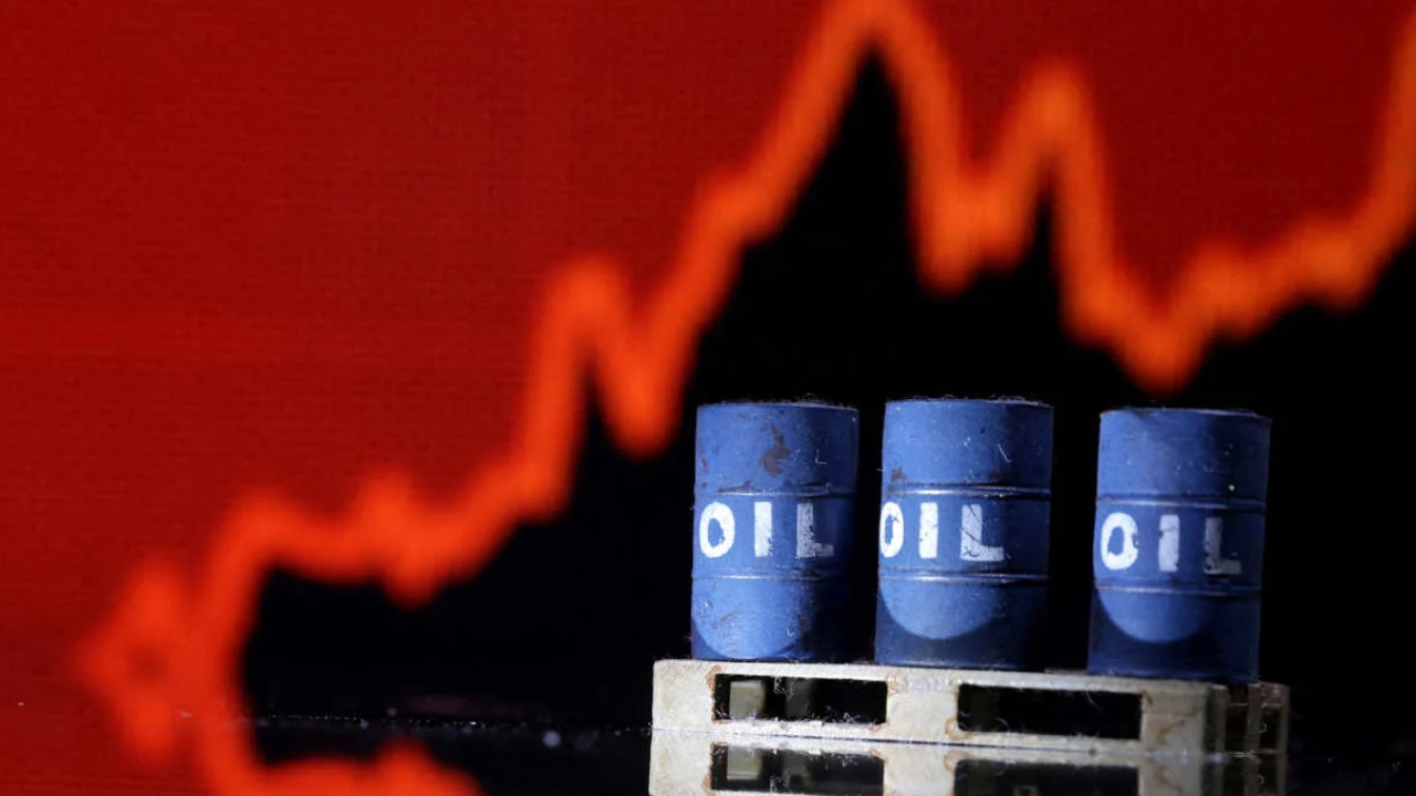 O petróleo fechou em queda superior a 1% após sinais de avanço diplomático entre Ucrânia, Rússia e Estados Unidos, aumentando expectativas de maior oferta global de petróleo.