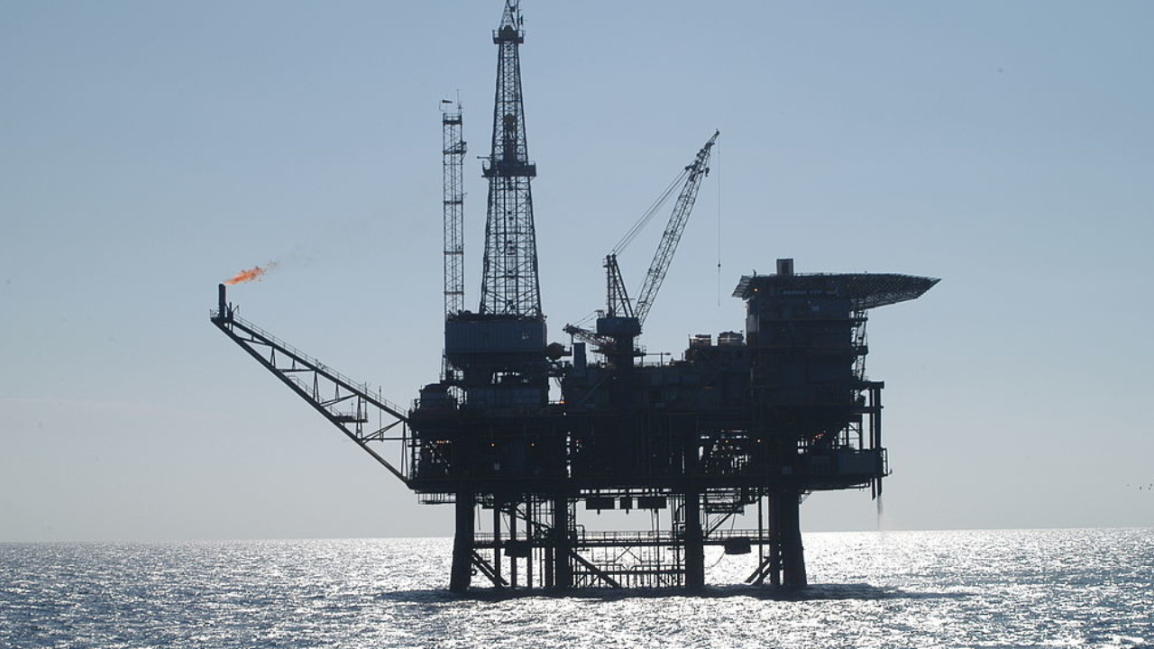 Produção de petróleo e gás natural no pré-sal atinge novo recorde em setembro, com aumento de mais de 12% em relação a 2024. Dados da ANP revelam crescimento contínuo da exploração offshore e alta eficiência na redução da queima de gás natural.