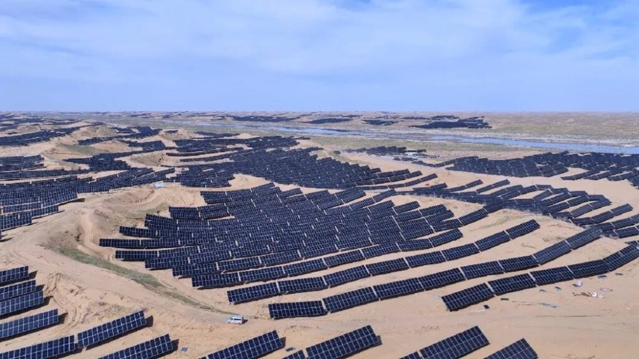 Relatório global mostra que a China lidera a transição energética mundial com forte investimento em energia solar, eólica e mobilidade elétrica. País supera recordes de produção limpa e reduz emissões de CO₂.