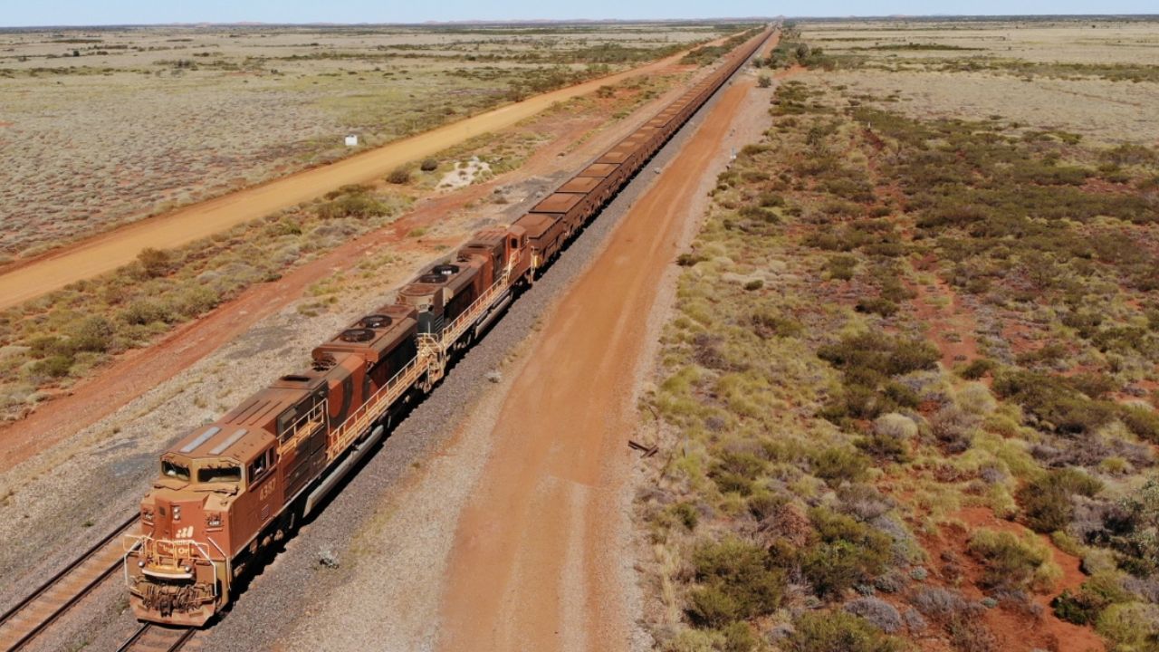 Conheça o trem de carga mais longo do mundo: 7 km de aço, 682 vagões e um recorde que permanece imbatível há mais de 20 anos na Austrália.
