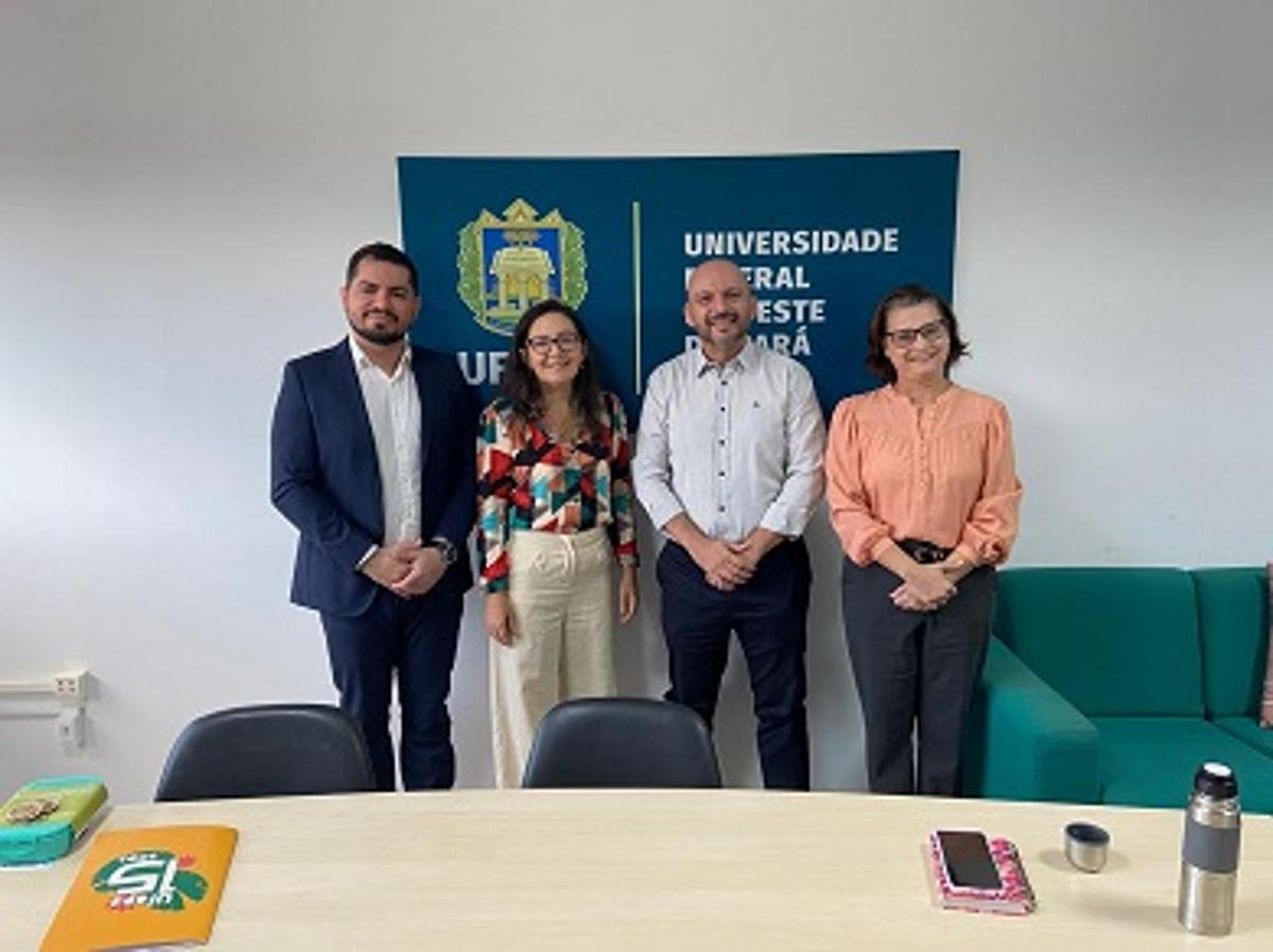 Equipe da Universidade Federal do Oeste do Pará durante reunião institucional sobre o concurso público com 51 vagas docentes.