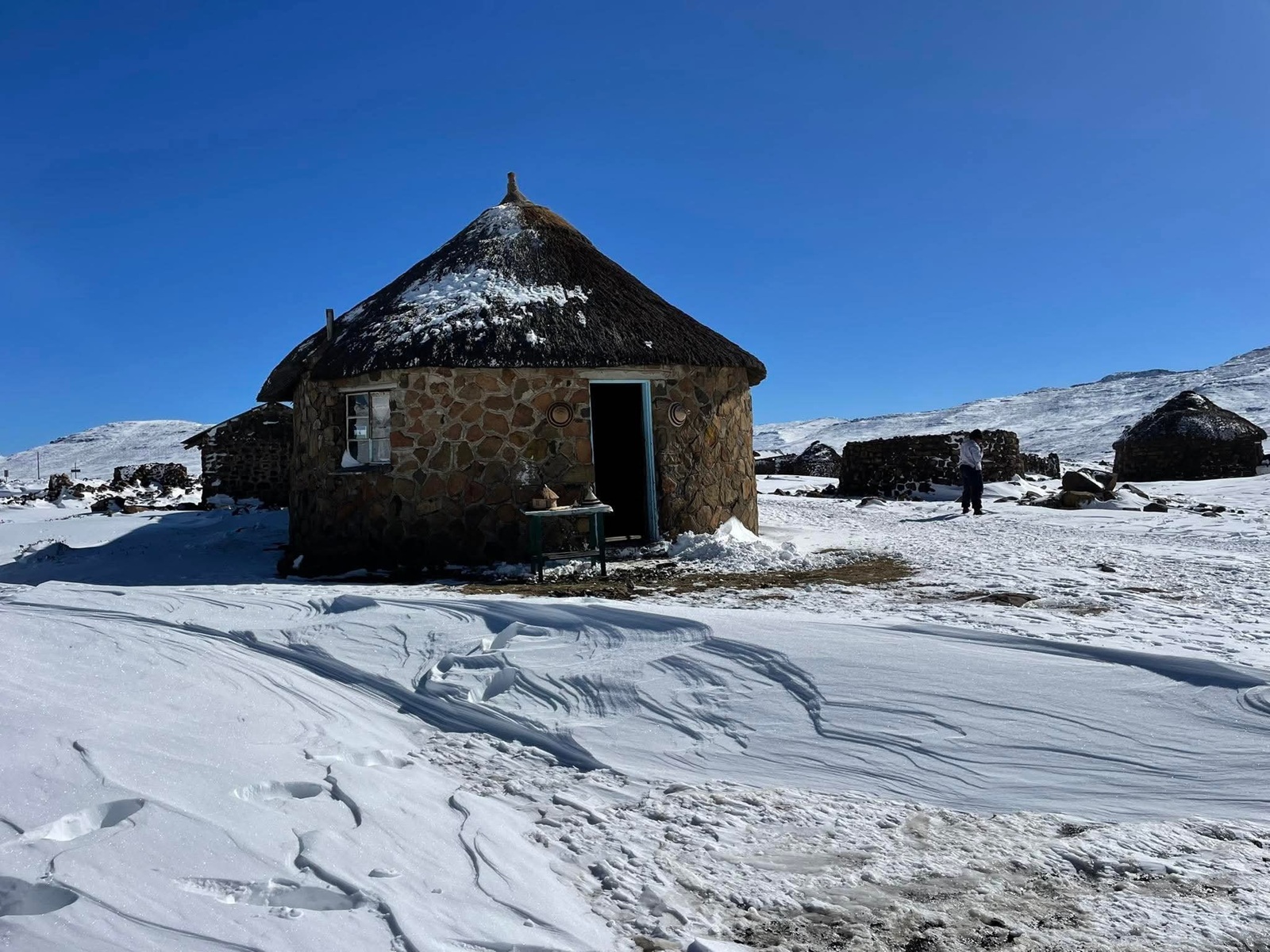Lesoto surpreende com neve anual, altitude extrema e paisagens geladas que contrastam com o imaginário africano, revelando um país único e totalmente fora do esperado