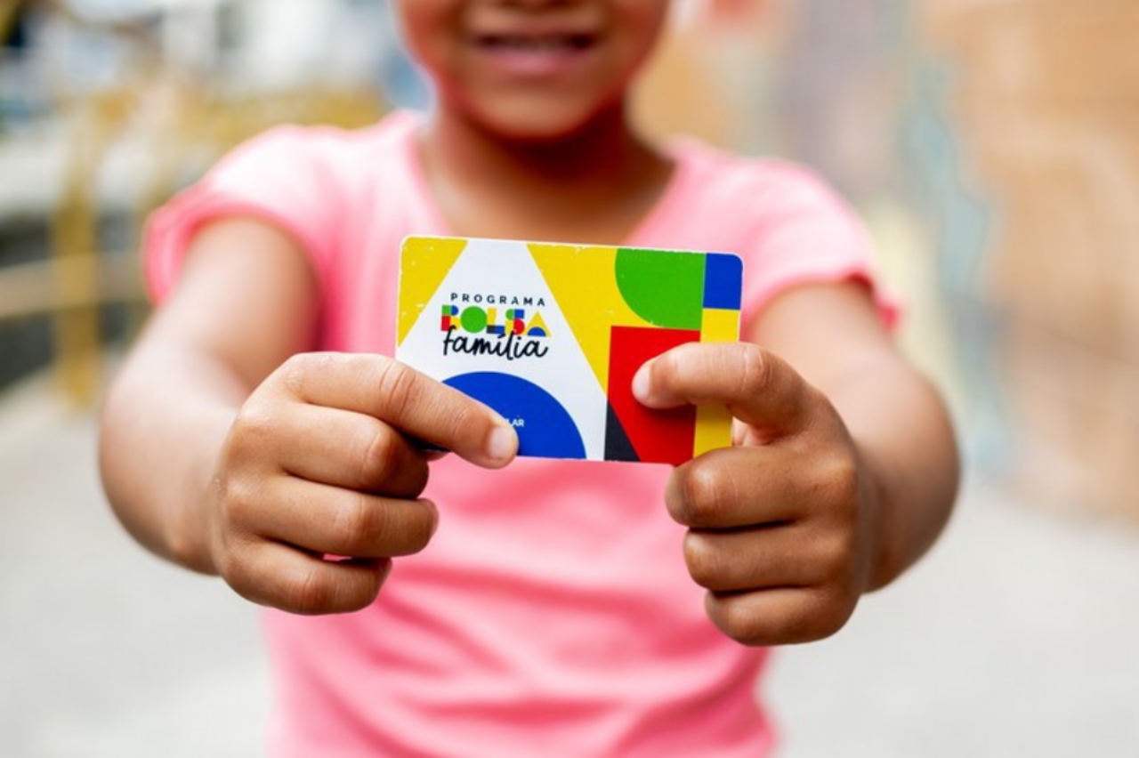 Lei alivia o bolso dos beneficiários do Bolsa Família e libera desconto em contas de luz, água e outros serviços essenciais para quem está com o CadÚnico em dia