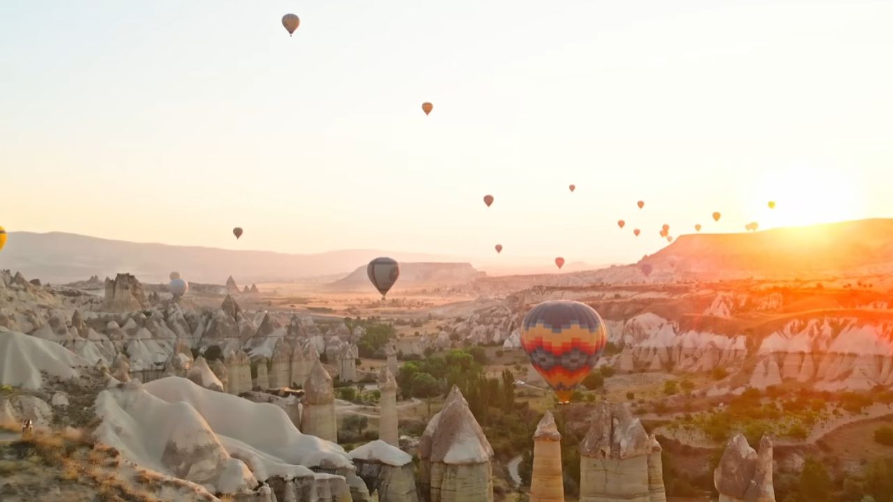Descubre 20 lugares surreales de la Tierra, con cavernas azules, desiertos que se convierten en espejo y montañas peligrosas que parecen de otro planeta.