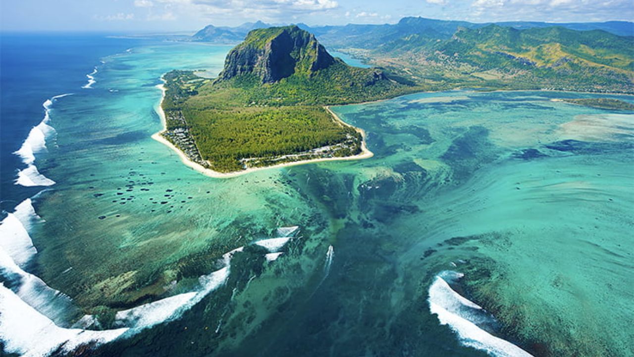 Descubre 20 lugares surreales de la Tierra, con cavernas azules, desiertos que se convierten en espejo y montañas peligrosas que parecen de otro planeta.