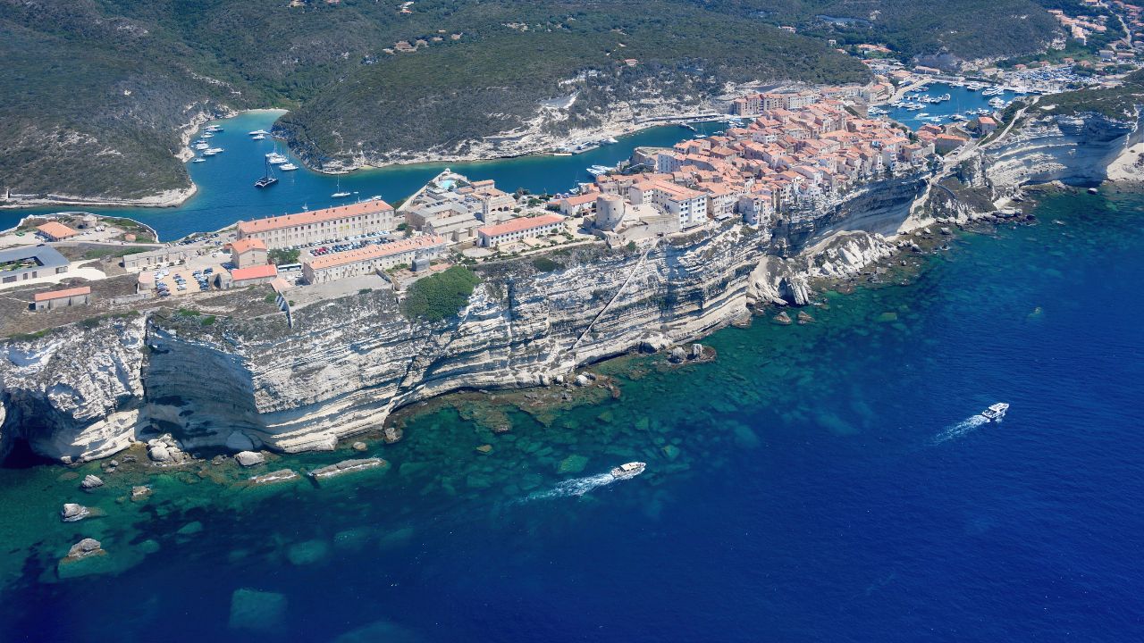 Descubre 20 lugares surreales de la Tierra, con cavernas azules, desiertos que se convierten en espejo y montañas peligrosas que parecen de otro planeta.