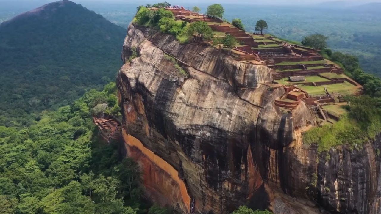 Descubre 20 lugares surreales de la Tierra, con cavernas azules, desiertos que se convierten en espejo y montañas peligrosas que parecen de otro planeta.