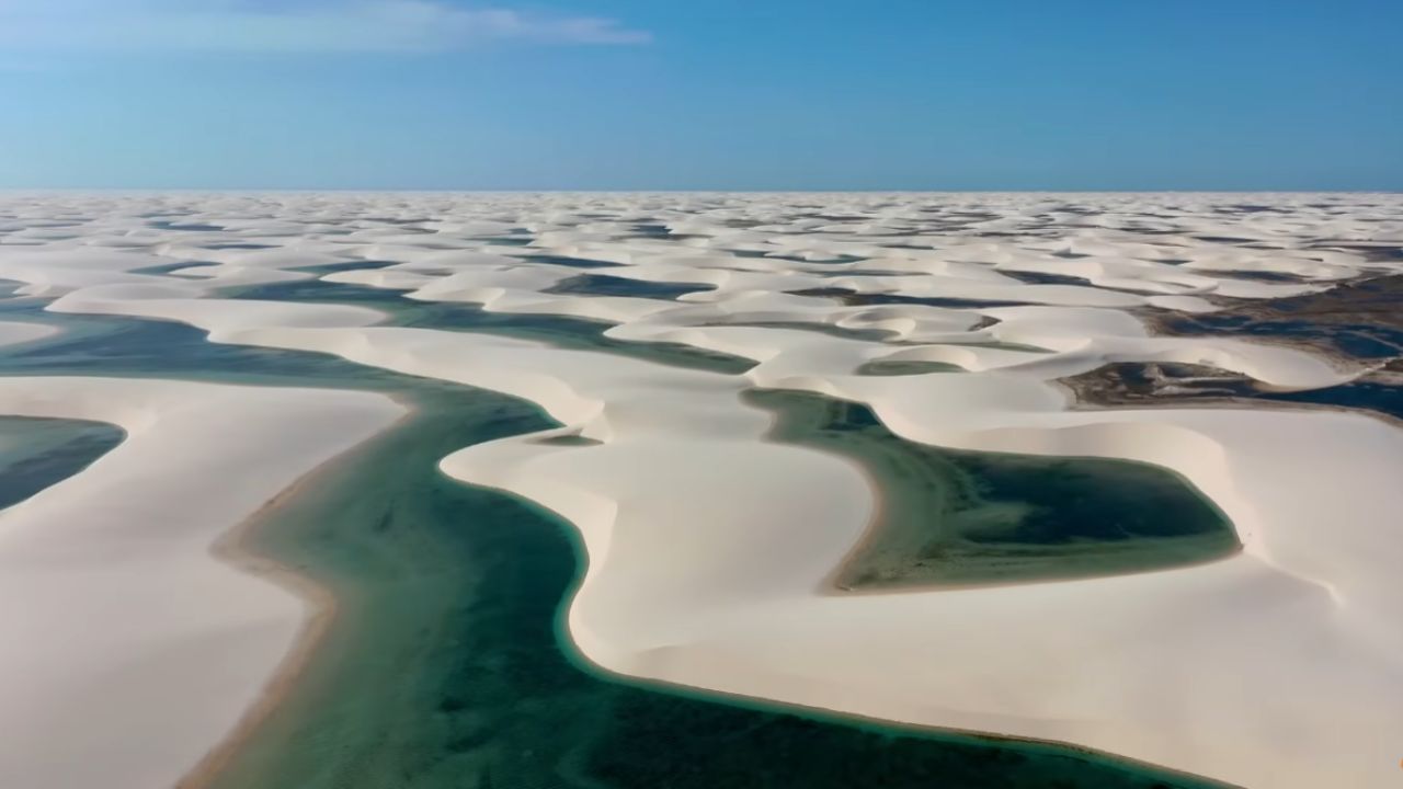 Descubre 20 lugares surreales de la Tierra, con cavernas azules, desiertos que se convierten en espejo y montañas peligrosas que parecen de otro planeta.