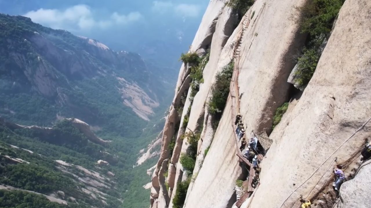 Descubre 20 lugares surreales de la Tierra, con cavernas azules, desiertos que se convierten en espejo y montañas peligrosas que parecen de outro planeta.