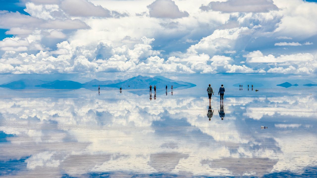 Descubre 20 lugares surreales de la Tierra, con cavernas azules, desiertos que se convierten en espejo y montañas peligrosas que parecen de otro planeta.