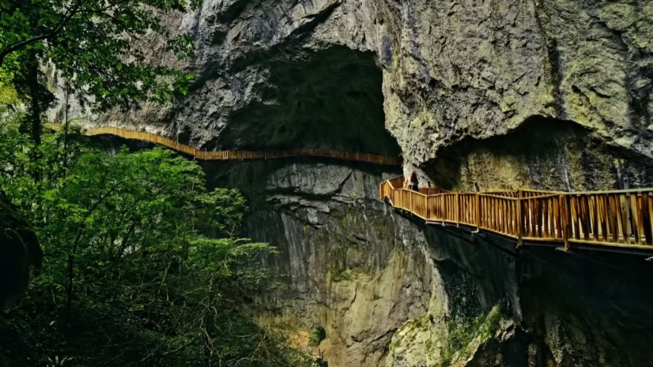 Descubre 20 lugares surreales de la Tierra, con cavernas azules, desiertos que se convierten en espejo y montañas peligrosas que parecen de outro planeta.