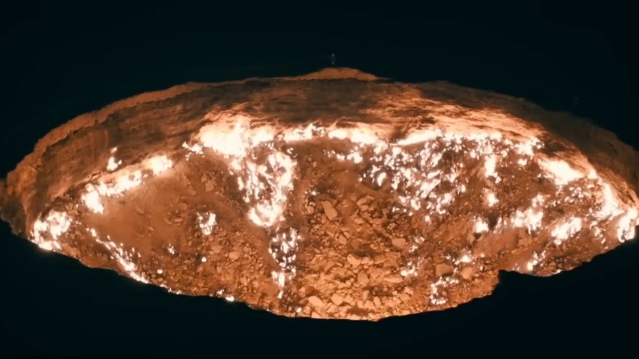 Descubre 20 lugares surreales de la Tierra, con cavernas azules, desiertos que se convierten en espejo y montañas peligrosas que parecen de otro planeta.