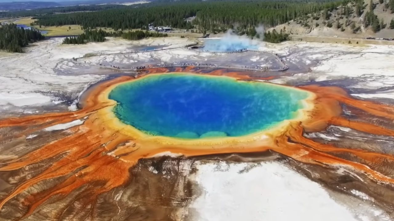 Descubre 20 lugares surreales de la Tierra, con cavernas azules, desiertos que se convierten en espejo y montañas peligrosas que parecen de otro planeta.