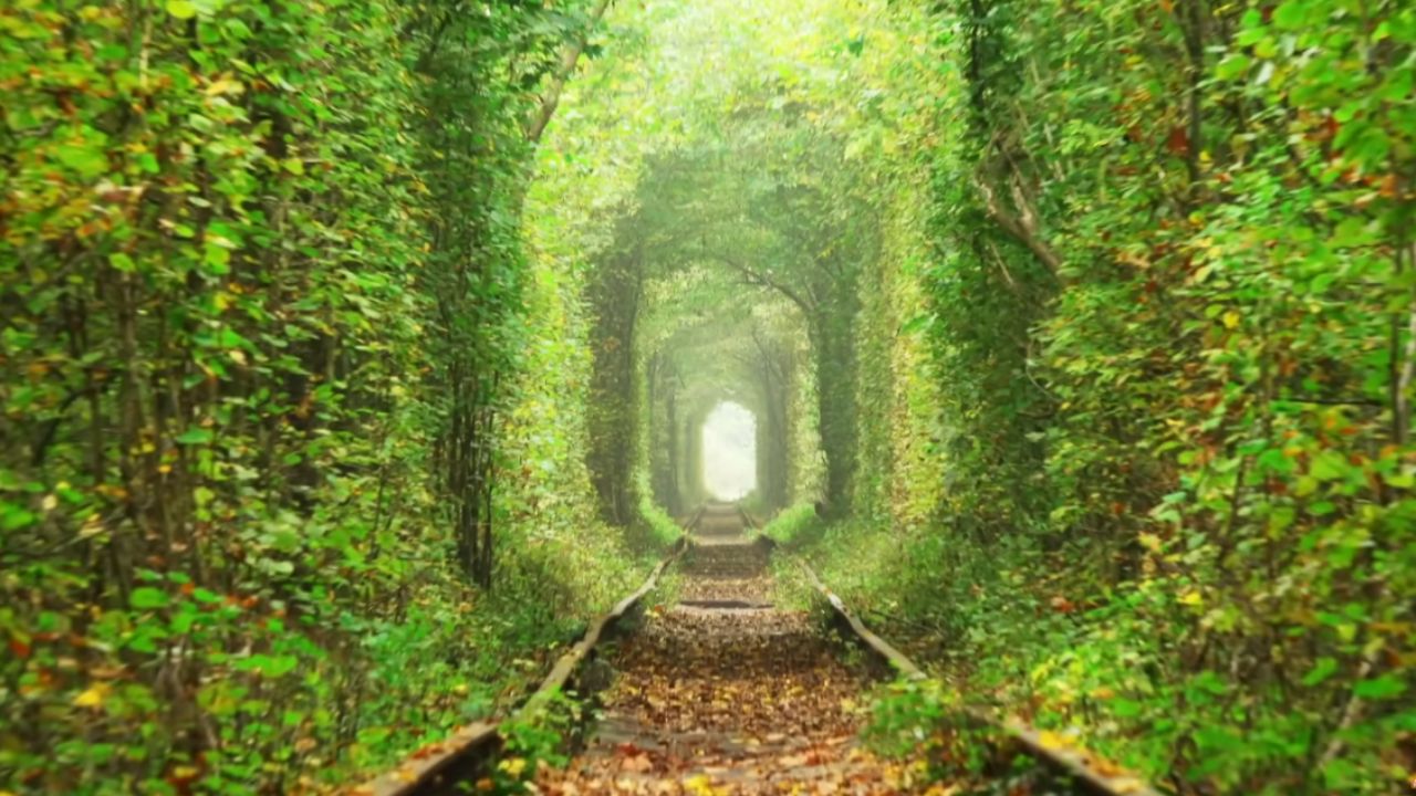 Descubre 20 lugares surreales de la Tierra, con cavernas azules, desiertos que se convierten en espejo y montañas peligrosas que parecen de otro planeta.