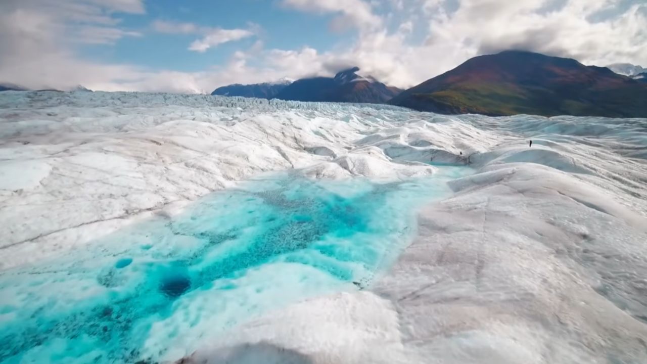 Descubre 20 lugares surreales de la Tierra, con cavernas azules, desiertos que se convierten en espejo e montañas peligrosas que parecen de otro planeta.