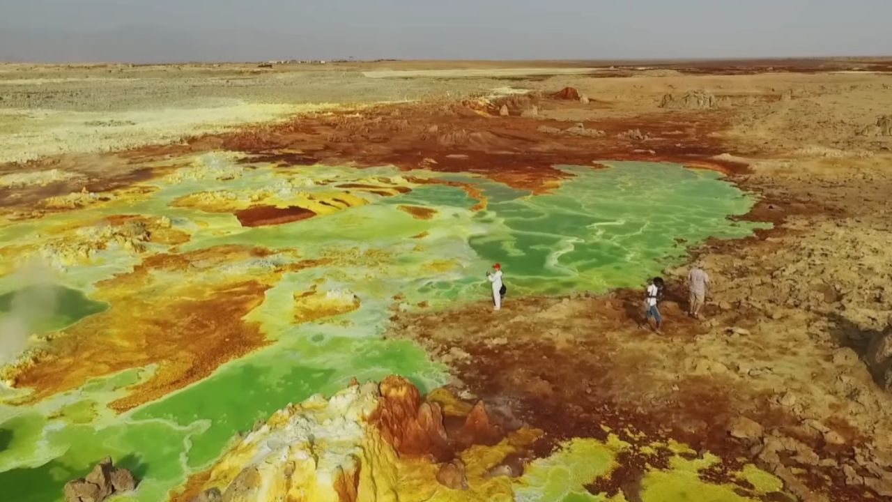 Descubre 20 lugares surreales de la Tierra, con cavernas azules, desiertos que se convierten en espejo y montañas peligrosas que parecen de outro planeta.