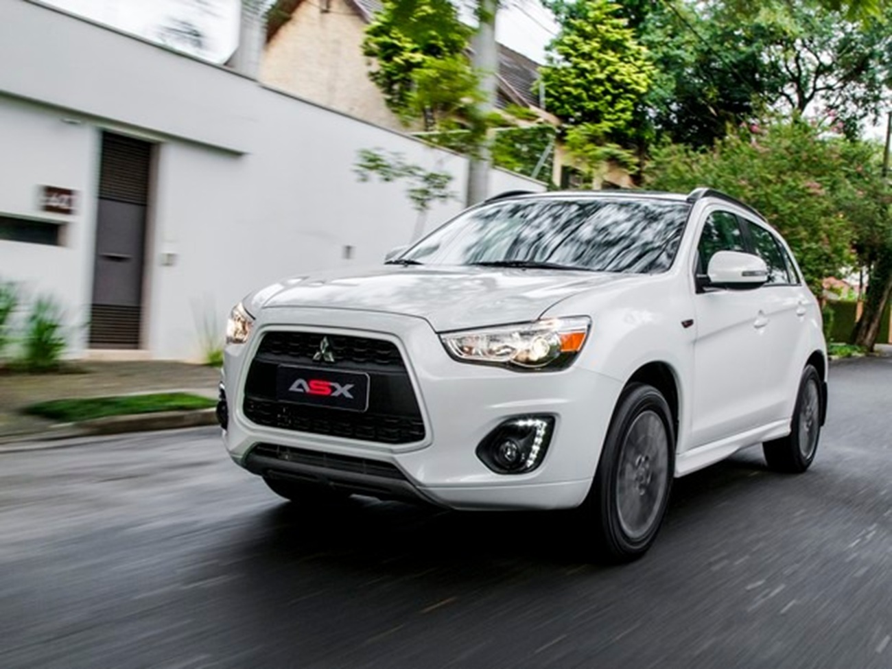 Simulação de financiamento da Mitsubishi ASX 2016 mostra como entradas de 30%, 50% e 70% reduzem parcelas em 48 meses para comprador com score 700