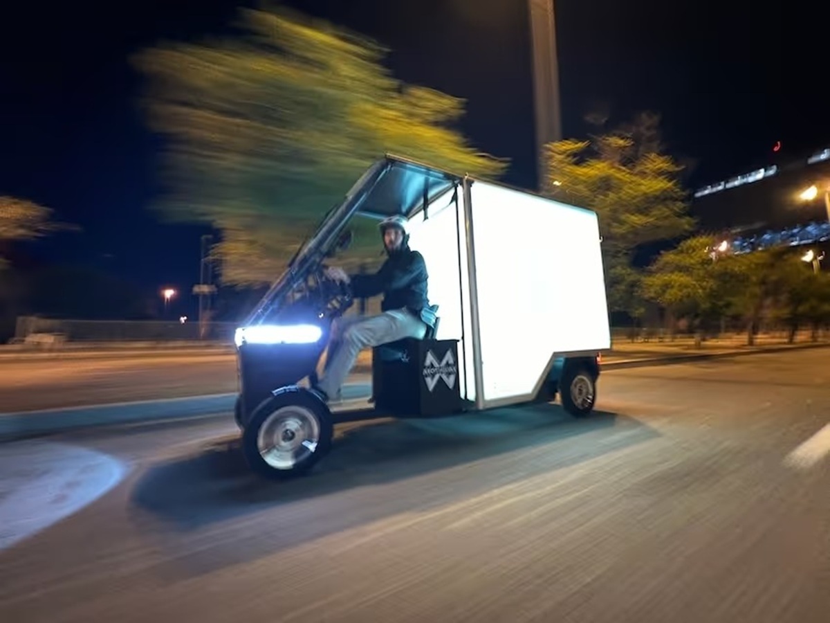 Bicicleta elétrica funciona sem carteira de habilitação, transporta até 400 kg e 3,6 m³, alcança 120 km de autonomia e pode circular legalmente