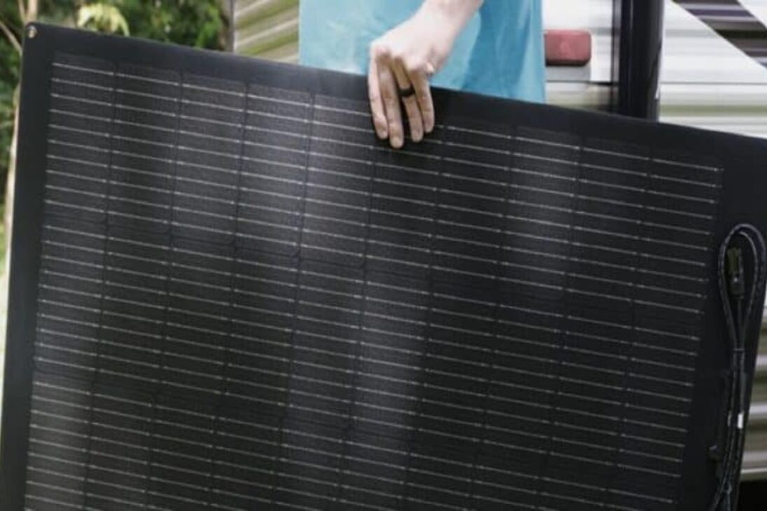 película que genera electricidad de la lluvia y panel flexible de 100 W refuerzan energía residencial, actualizan paneles solares rígidos con células hidrovoltaicas