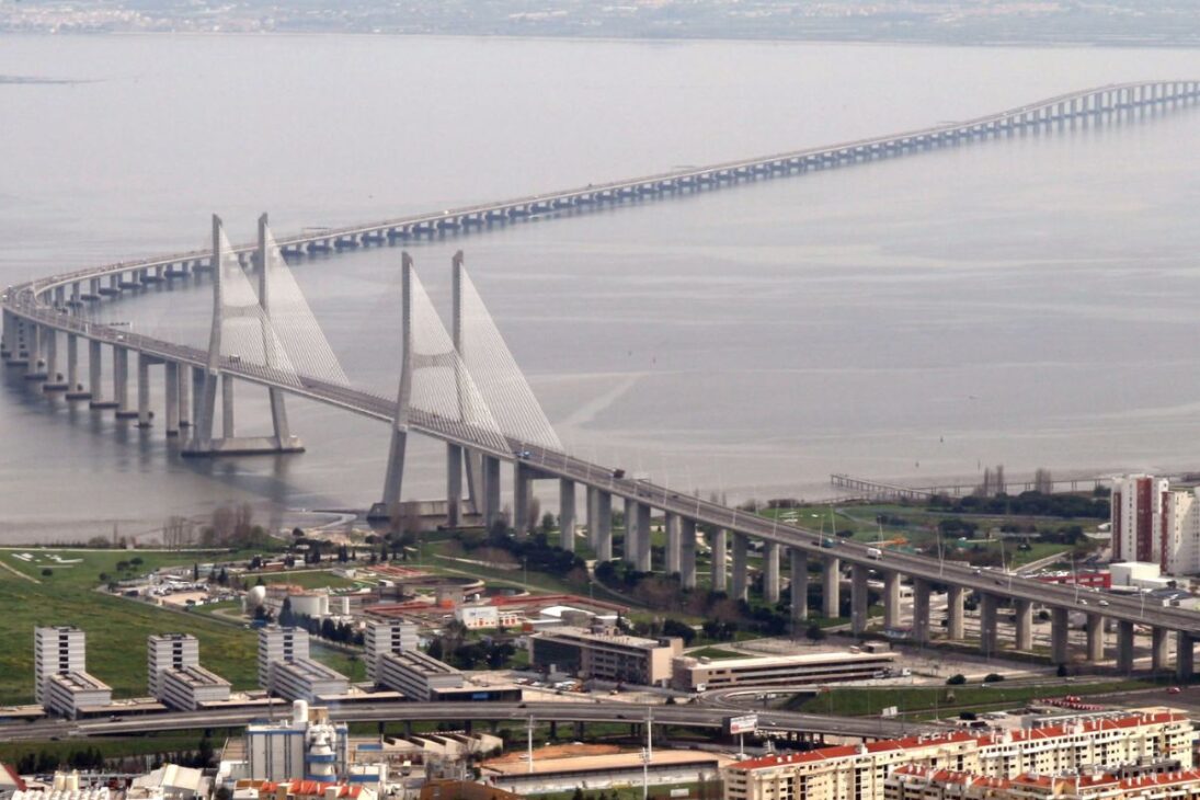 En el mayor puente de Europa, el Puente Vasco da Gama une Lisboa sobre el Tajo, reorganiza rutas, fortalece la logística y potencia el turismo y las inversiones entre Portugal y Brasil.