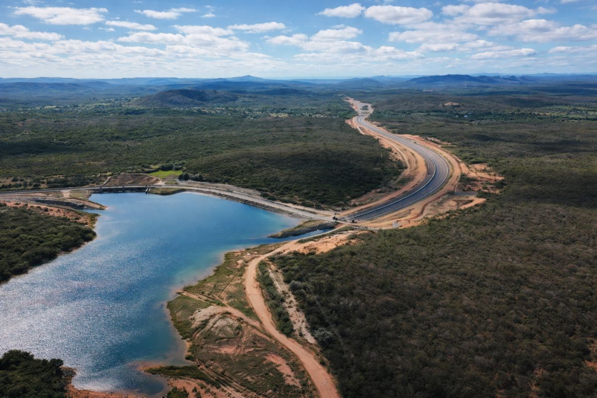 A obra que leva água do rio São Francisco ao interior de Pernambuco avança com adutoras, bombeamento contínuo e engenharia complexa para garantir abastecimento estável