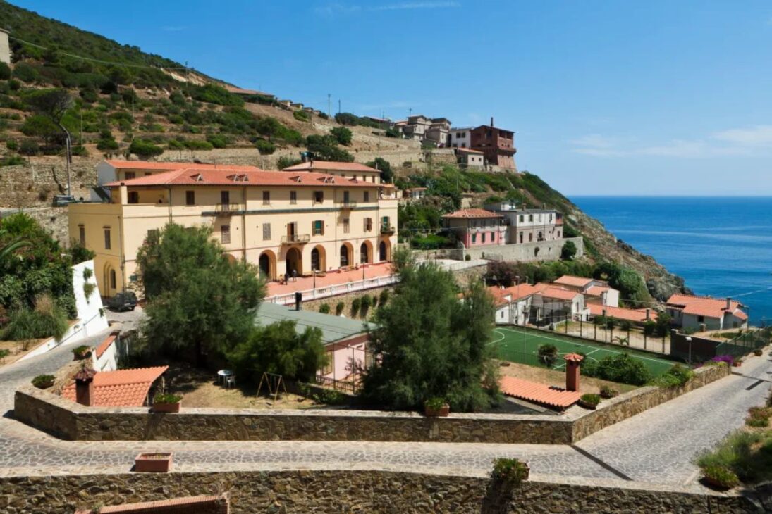 En La Última Isla Prisión De Europa, Gorgona Opera Como Colonia Penal Agrícola Con Guardianes Desarmados Y Rutina De Prisión Abierta Enfocada En La Rehabilitación.