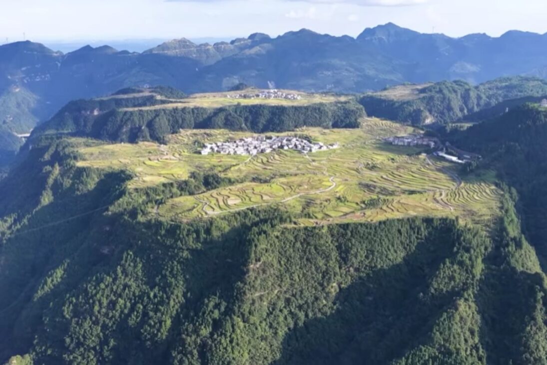 Conoce la aldea china suspendida en los acantilados: la Vila de Jiading, en la Provincia de Guizhou, donde el pueblo Shui cultiva campos en terrazas sobre las nubes.