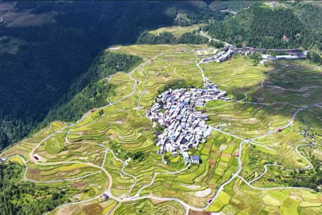 Conoce la aldea china suspendida en los acantilados: la Vila de Jiading, en la Provincia de Guizhou, donde el pueblo Shui cultiva campos en terrazas sobre las nubes.