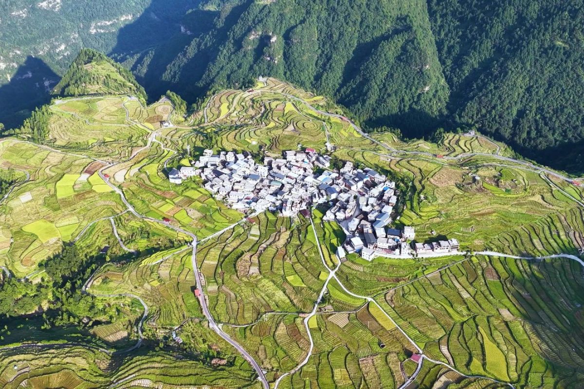 Conheça a aldeia chinesa suspensa nos penhascos: a Vila de Jiading, na Província de Guizhou, onde o povo Shui cultiva campos em socalcos acima das nuvens.