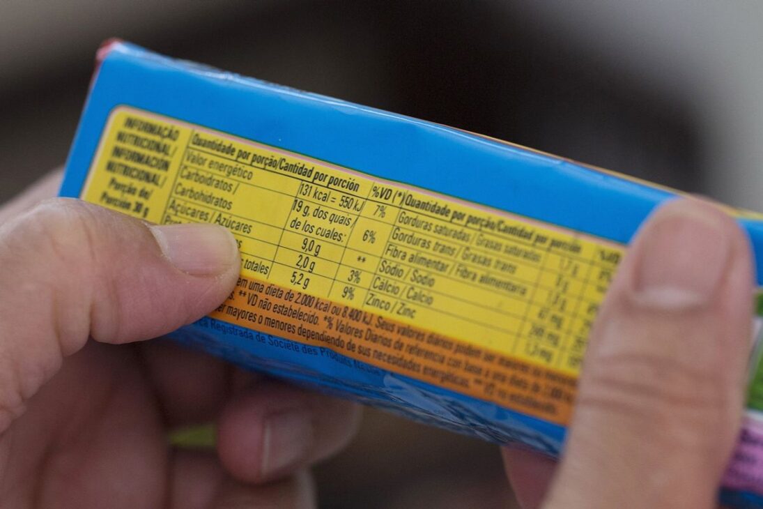 Alimentos ultraprocesados concentran azúcar, sal y grasa en exceso, aumentan el riesgo de obesidad y alejan la comida de verdad, agravando silenciosamente los problemas de salud de los brasileños