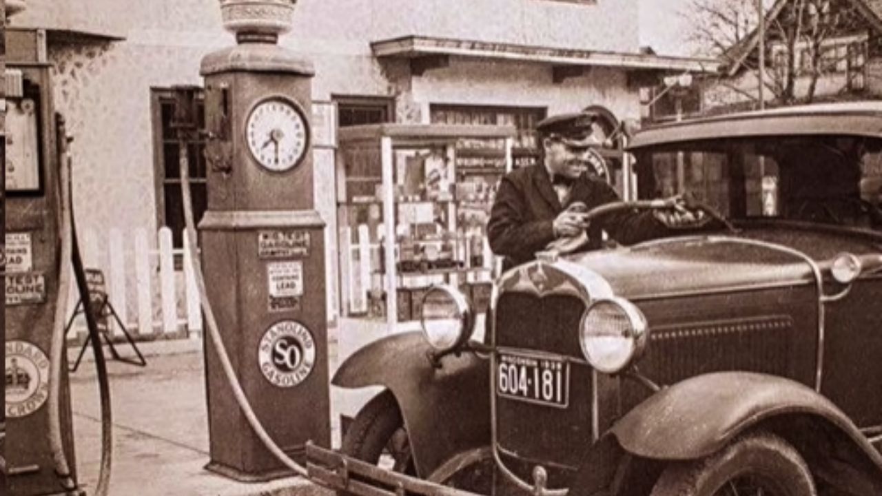 Gasolina en farmacias explica la estación de gasolina, el abastecimiento de coches, la bomba manual y el giro hacia los vehículos eléctricos.