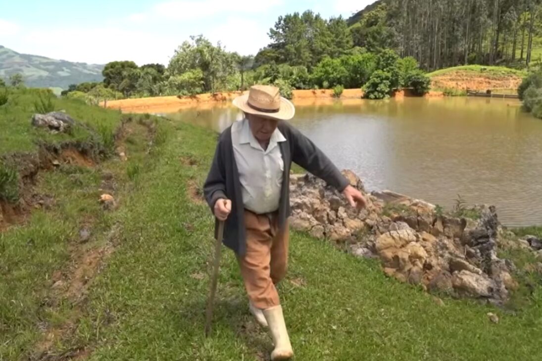 Agricultor de Santa Catarina construyó solo un estanque gigante con trabajo manual; historia de superación que inspira a Brasil.