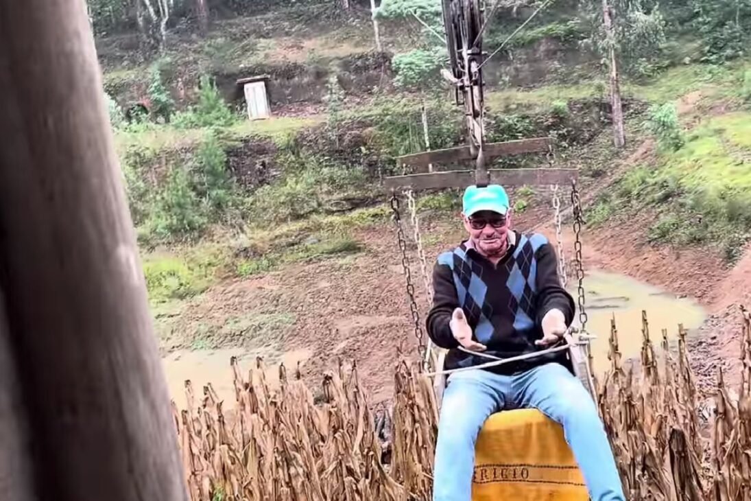 En Flores da Cunha, Seu Luiz construyó solo en el sitio teleférico y casa en el árbol en pino, con límite de 100 kg, traba de seguridad y registro en cuaderno de visitas.