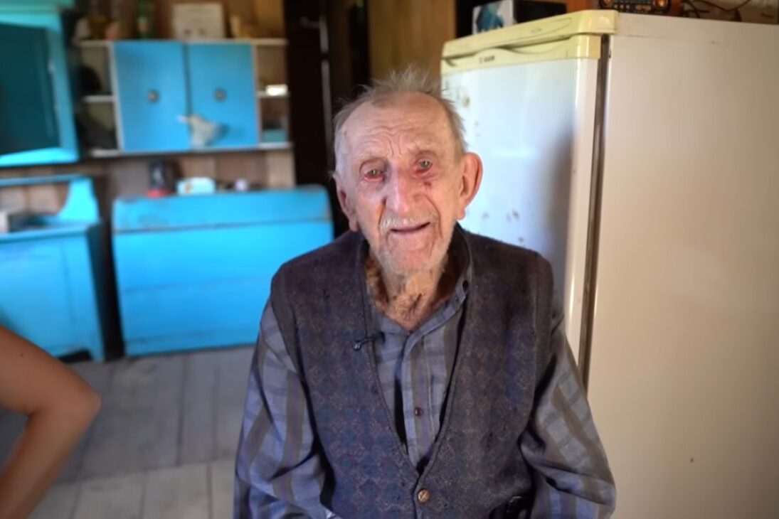 Habitante del interior, a casi 100 años, vive solo en el campo; su vida rural está guiada por memoria y afecto y revela la fuerza de la tradición.