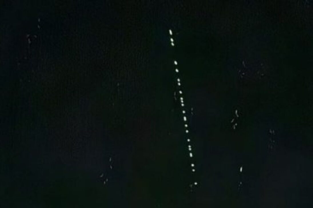 Satélites de Starlink en órbita baja forman rastro luminoso en el cielo del Sur de Brasil; constelación refleja luz solar y genera espectáculo raro.