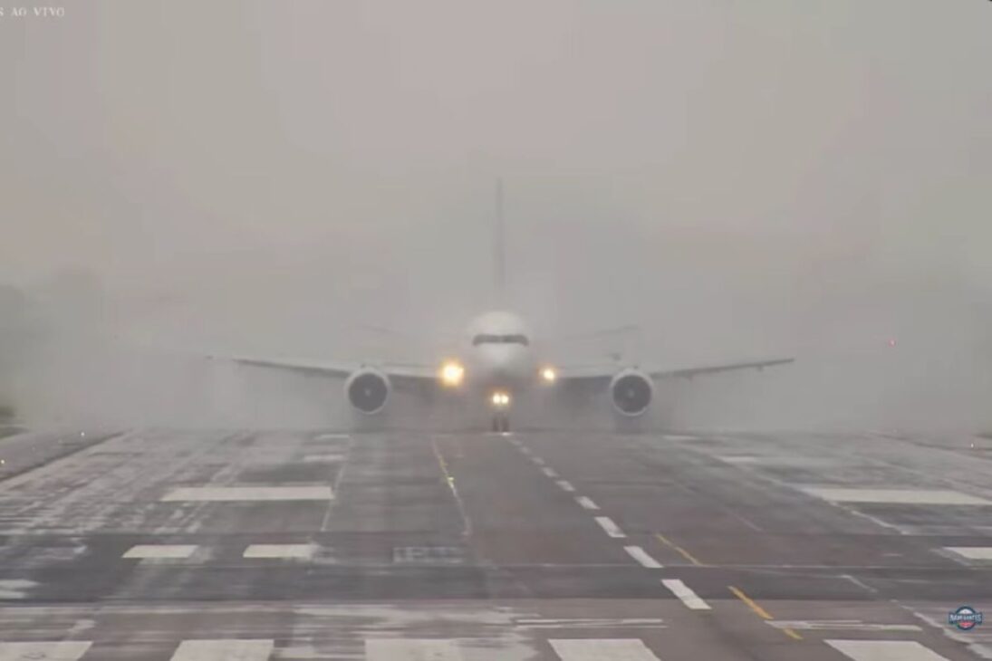 Grabación de radio muestra Boeing 767 carguero en pista mojada en el aeropuerto de Navegantes, con riesgo en la taxiway Bravo y grabación de radio exponiendo la operación.
