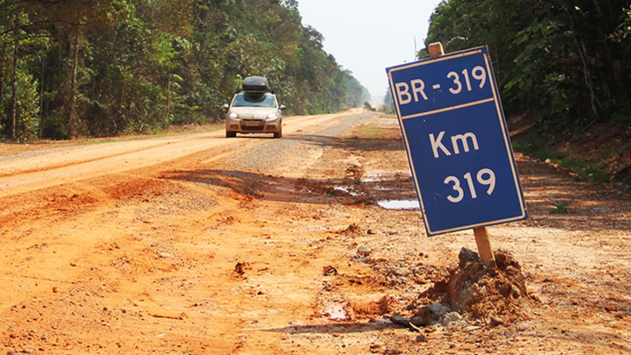 BR-319 avança: Congresso derruba veto e libera repavimentação de 918 km sem licenciamento ambiental após 20 anos de impasse jurídico