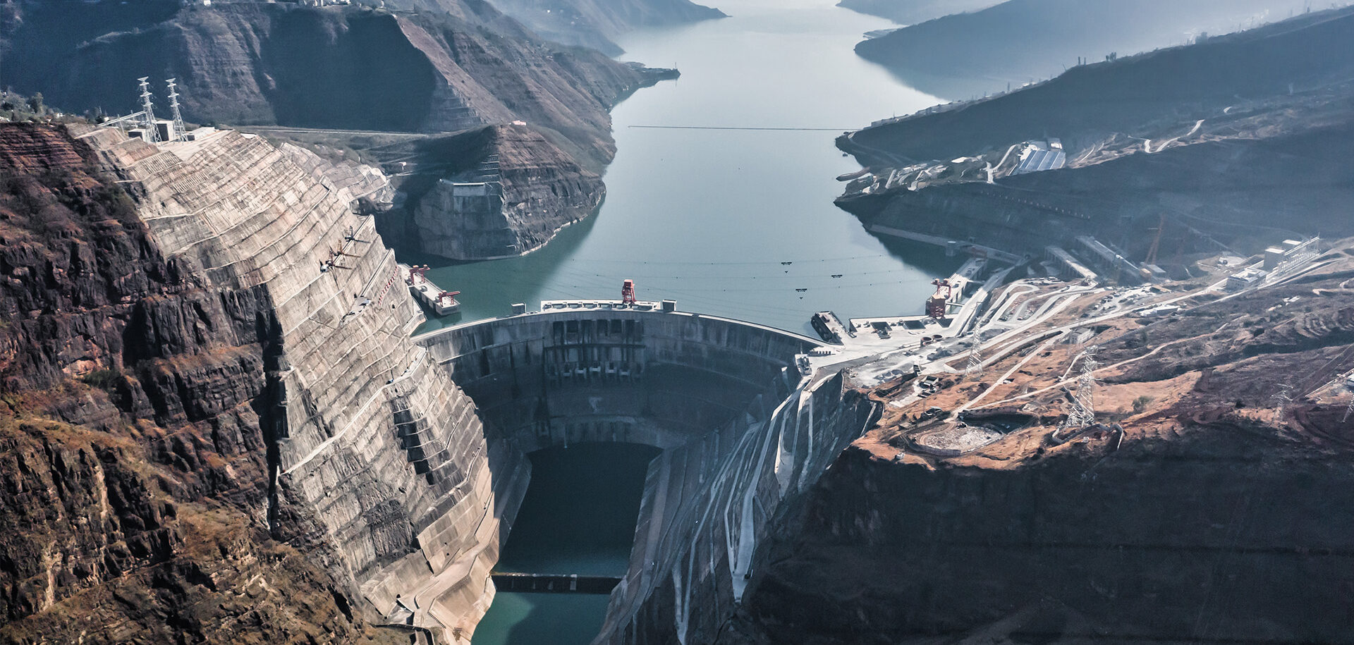 Con 8 millones de m³ de concreto, una represa colosal de 289 metros de altura y potencia capaz de rivalizar con las mayores del planeta, la Baihetan Hydropower Station consolida a China como líder mundial en megaproyectos hidroeléctricos